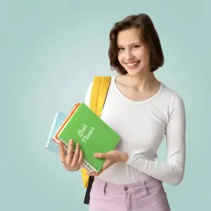 Eine lächelnde junge Frau mit kurzem braunen Haar hält einen Stapel von drei Buchkalender. Das oberste grüne Buch trägt die weiße Aufschrift 'Lisas Planer'. Sie trägt einen gelben Rucksack und steht vor einem einfarbigen, helltürkisen Hintergrund