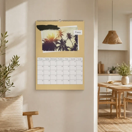 Monatskalender mit Palmenmotiv in einem hellen wohnlichen Raum an der Wand dekorativ in Szene gesetzt