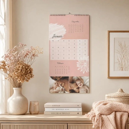 3 Monatskalender mit Babyfotos als Wandkalender in einer warmen Wohnszene