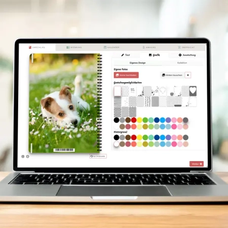 Schülerkalender mit eigenen Bildern gestalten: Der Konfigurator zeigt als Beispiel ein Cover mit einem Hundefoto. Daneben sieht man die Auswahl an Motiven, Formen und Hintergrundfarben, mit denen das Design weiter personalisiert werden kann.