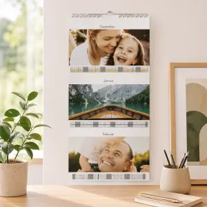 3 Monatskalender mit eigenen Fotos als Wandkalender in einer hellen Wohnszene