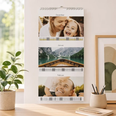 3 Monatskalender mit eigenen Fotos als Wandkalender in einer hellen Wohnszene