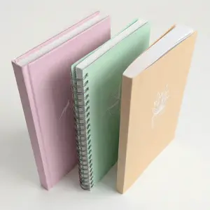 3 Taschenkalender in den verschiedenen Bindungsvarianten stehend nebemeinander