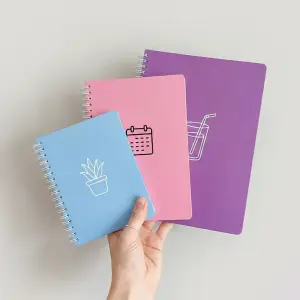 3 Taschenkalender in den verschiedenen Formaten in einer Hand