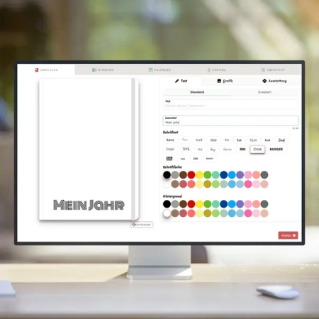 Lehrerkalender individuell beschriften: Der Editor zeigt, wie Name, Schuljahr oder ein Motto auf das Cover eingefügt werden. Zu sehen ist die Auswahl verschiedener Typografien und Farben, um dem Planer eine persönliche Note zu geben.
