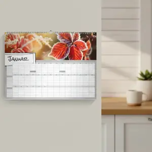 Ein querformatiger Immerwährender Geburtstagskalender mit dem Monat Januar und einem herbstlichen Blätter-Motiv an einer weißen Wand in einer gemütlichen Küche im schwedischen Wohnstil.