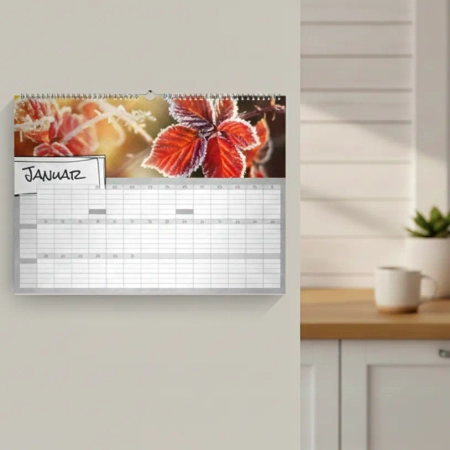 Ein querformatiger Immerwährender Geburtstagskalender mit dem Monat Januar und einem herbstlichen Blätter-Motiv an einer weißen Wand in einer gemütlichen Küche im schwedischen Wohnstil.